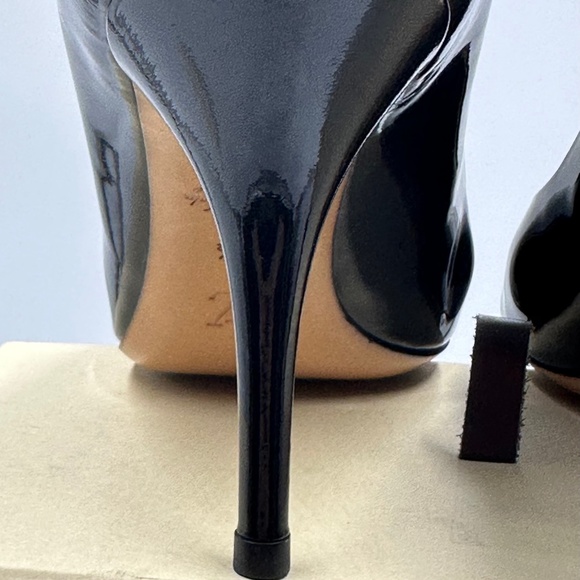 LOUIS VUITTON “OH REALLY” Padlock Round Toe Black Pumps - Picture 6 of 16